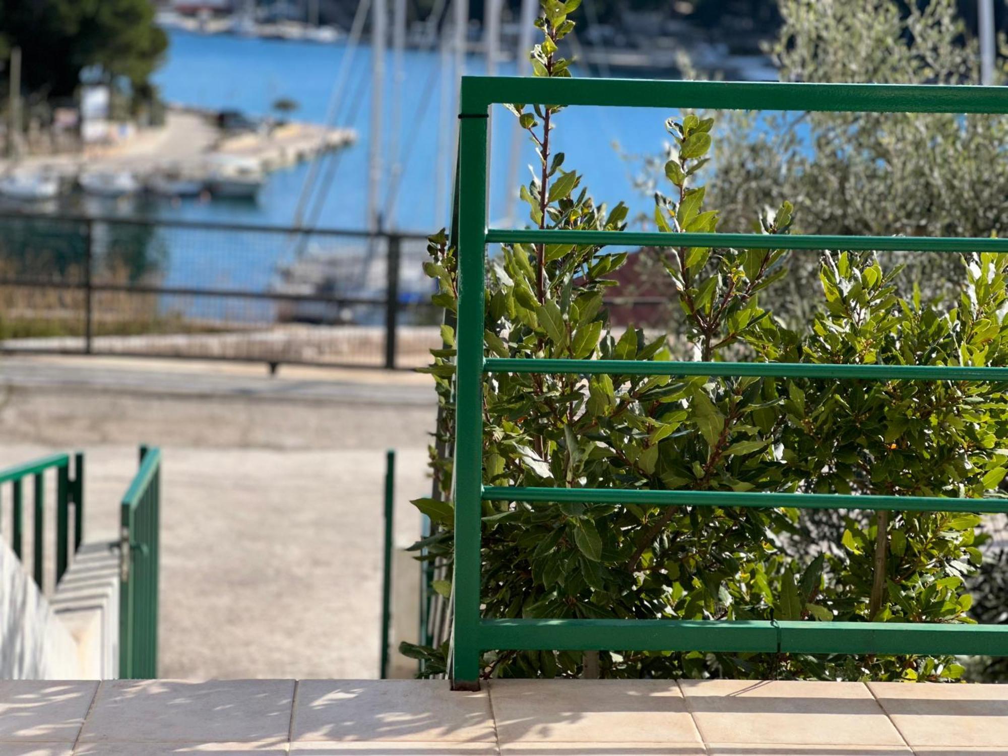 Apartment Milna - With Swimming Pool & Amazing Seaviews, Above Bijaka Beach Экстерьер фото