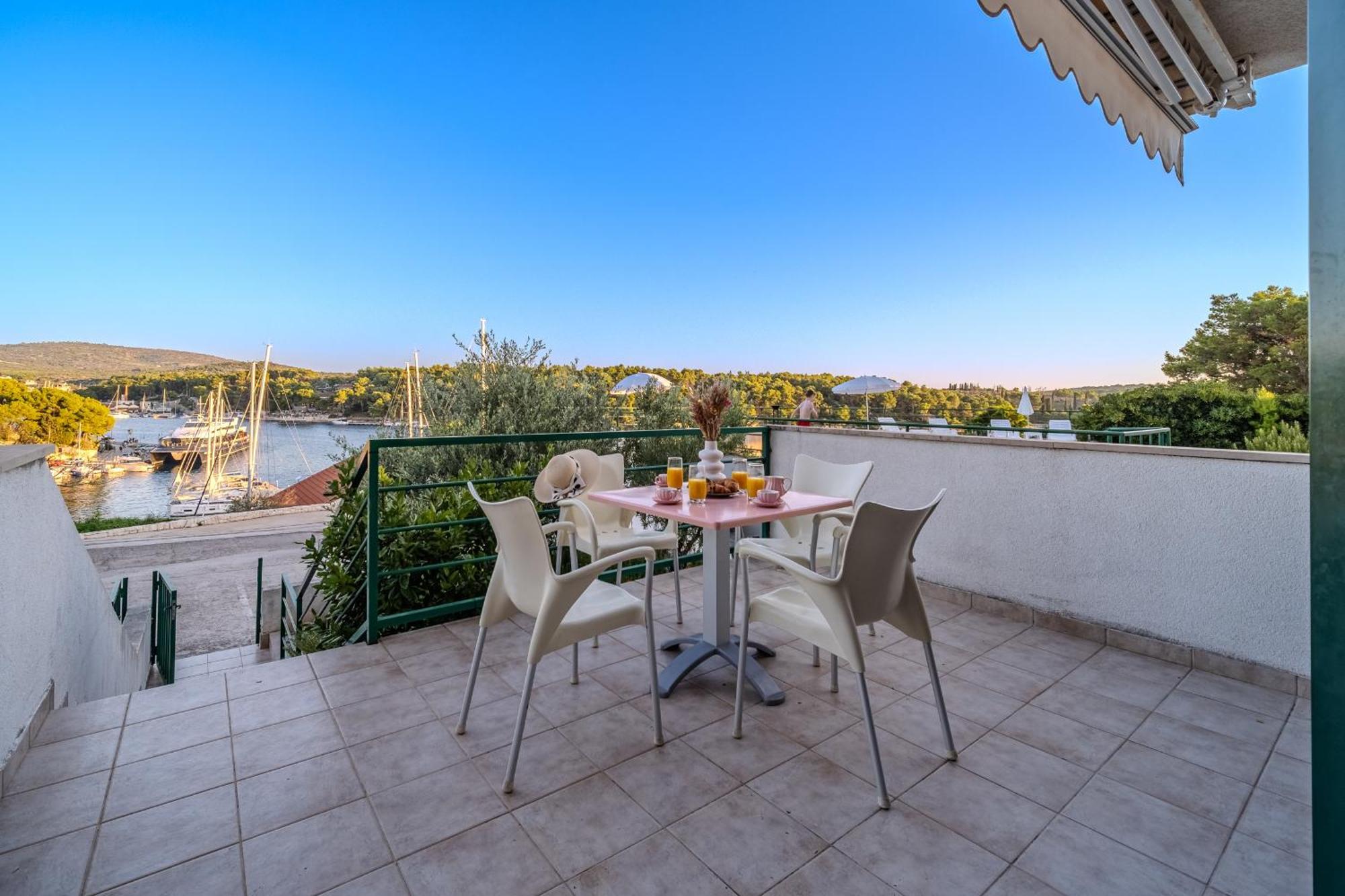 Apartment Milna - With Swimming Pool & Amazing Seaviews, Above Bijaka Beach Экстерьер фото