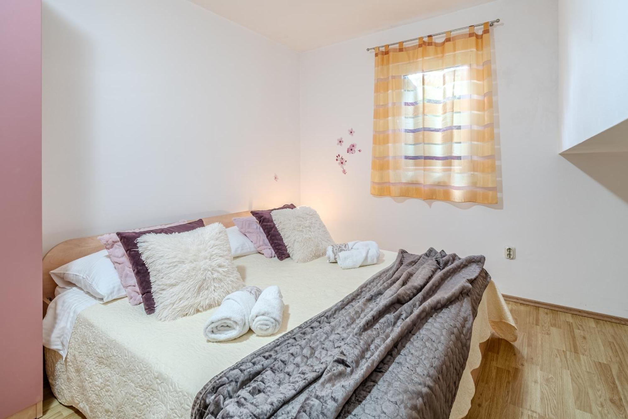 Apartment Milna - With Swimming Pool & Amazing Seaviews, Above Bijaka Beach Экстерьер фото