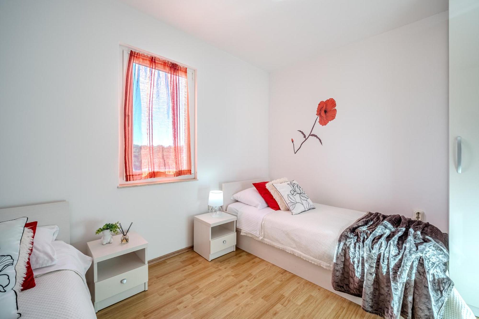 Apartment Milna - With Swimming Pool & Amazing Seaviews, Above Bijaka Beach Экстерьер фото