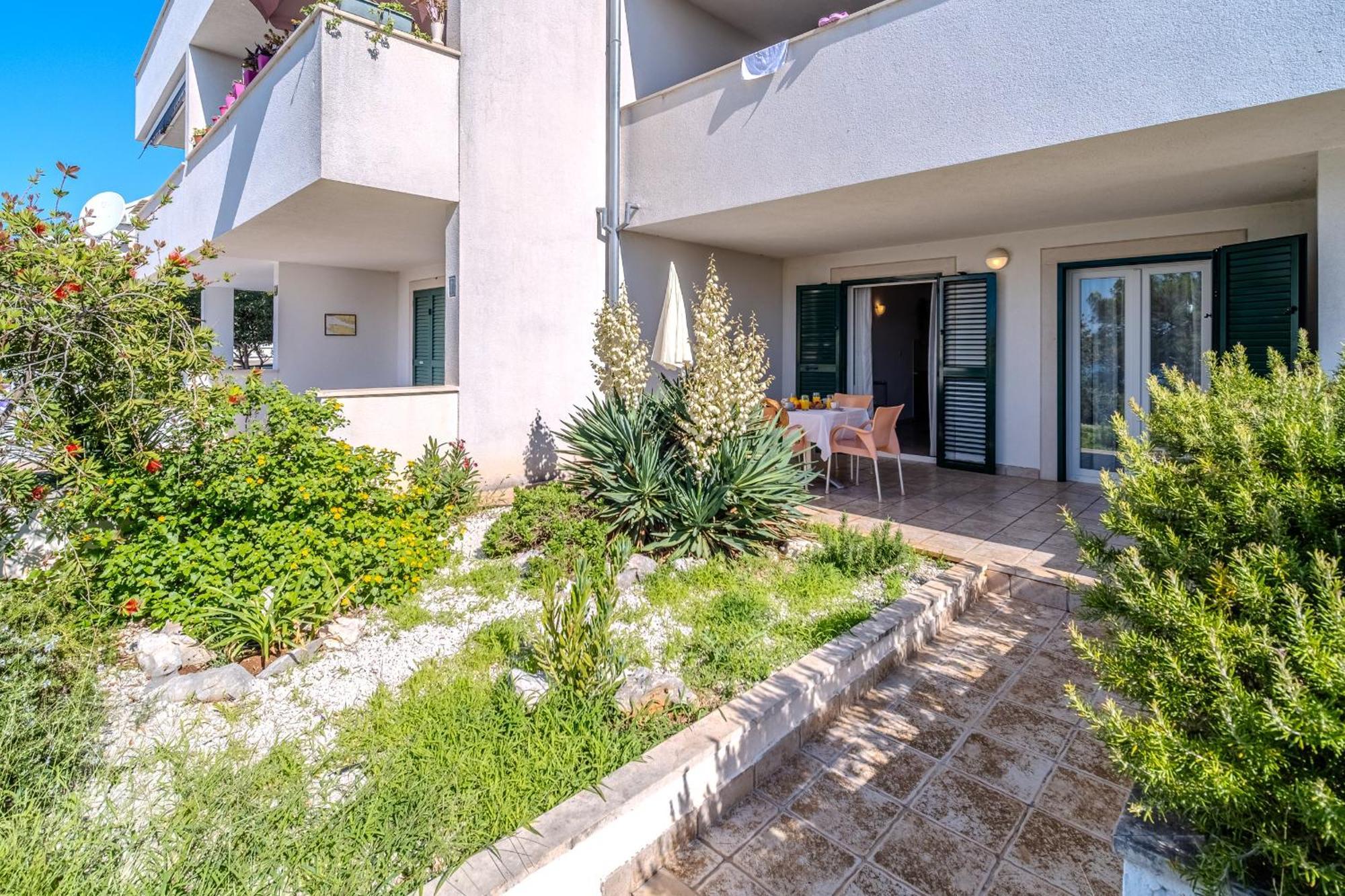 Apartment Milna - With Swimming Pool & Amazing Seaviews, Above Bijaka Beach Экстерьер фото