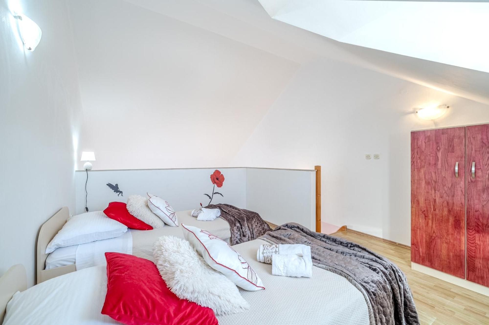 Apartment Milna - With Swimming Pool & Amazing Seaviews, Above Bijaka Beach Экстерьер фото