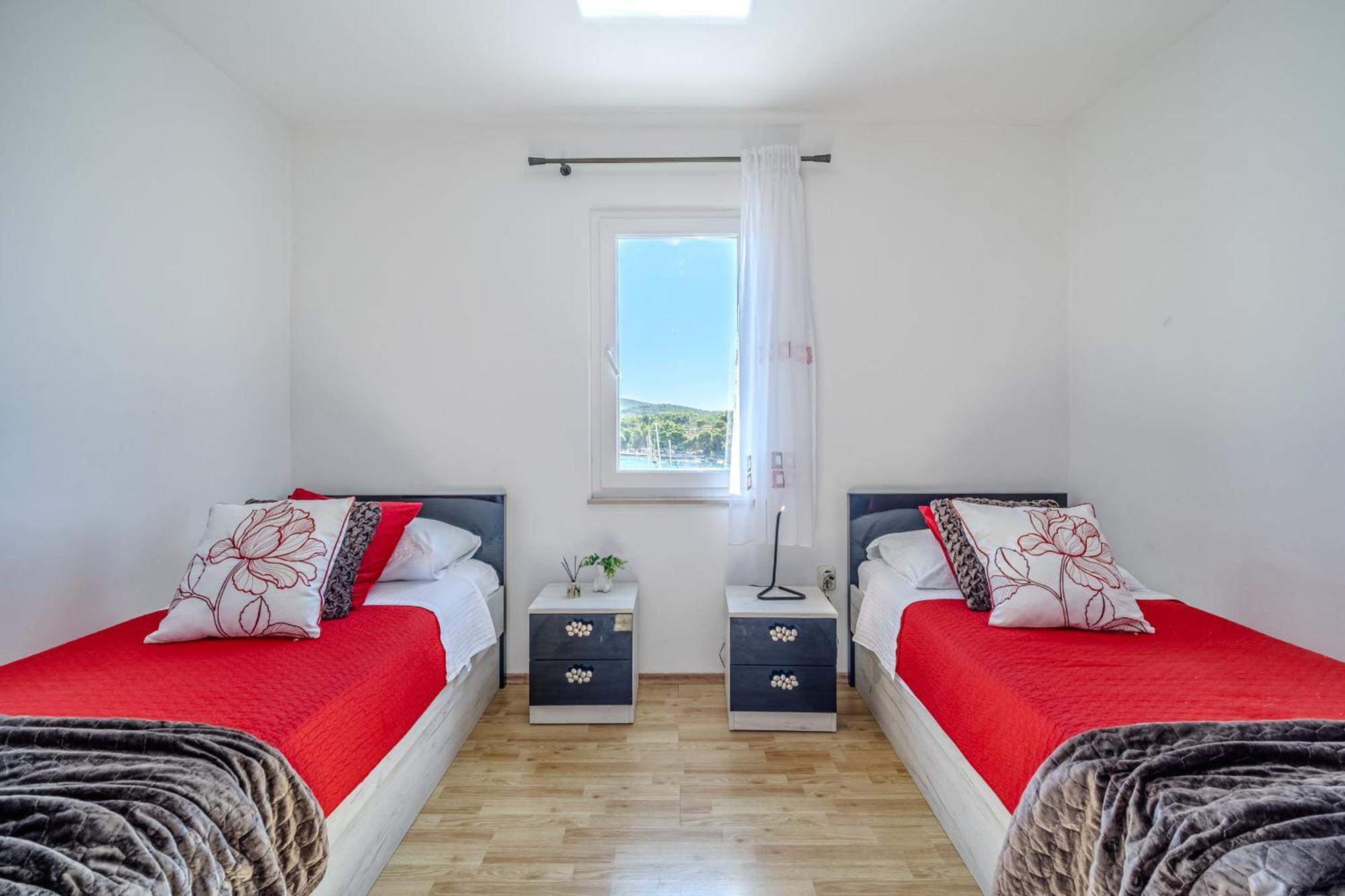 Apartment Milna - With Swimming Pool & Amazing Seaviews, Above Bijaka Beach Экстерьер фото