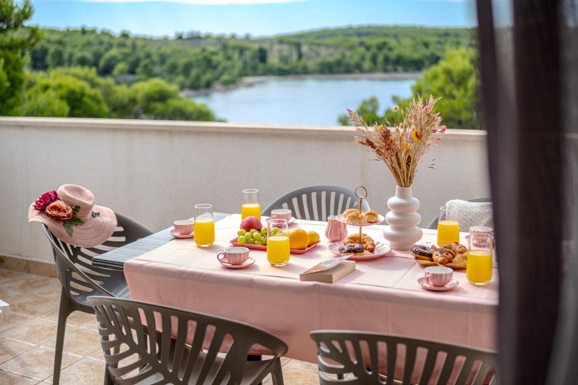 Apartment Milna - With Swimming Pool & Amazing Seaviews, Above Bijaka Beach Экстерьер фото