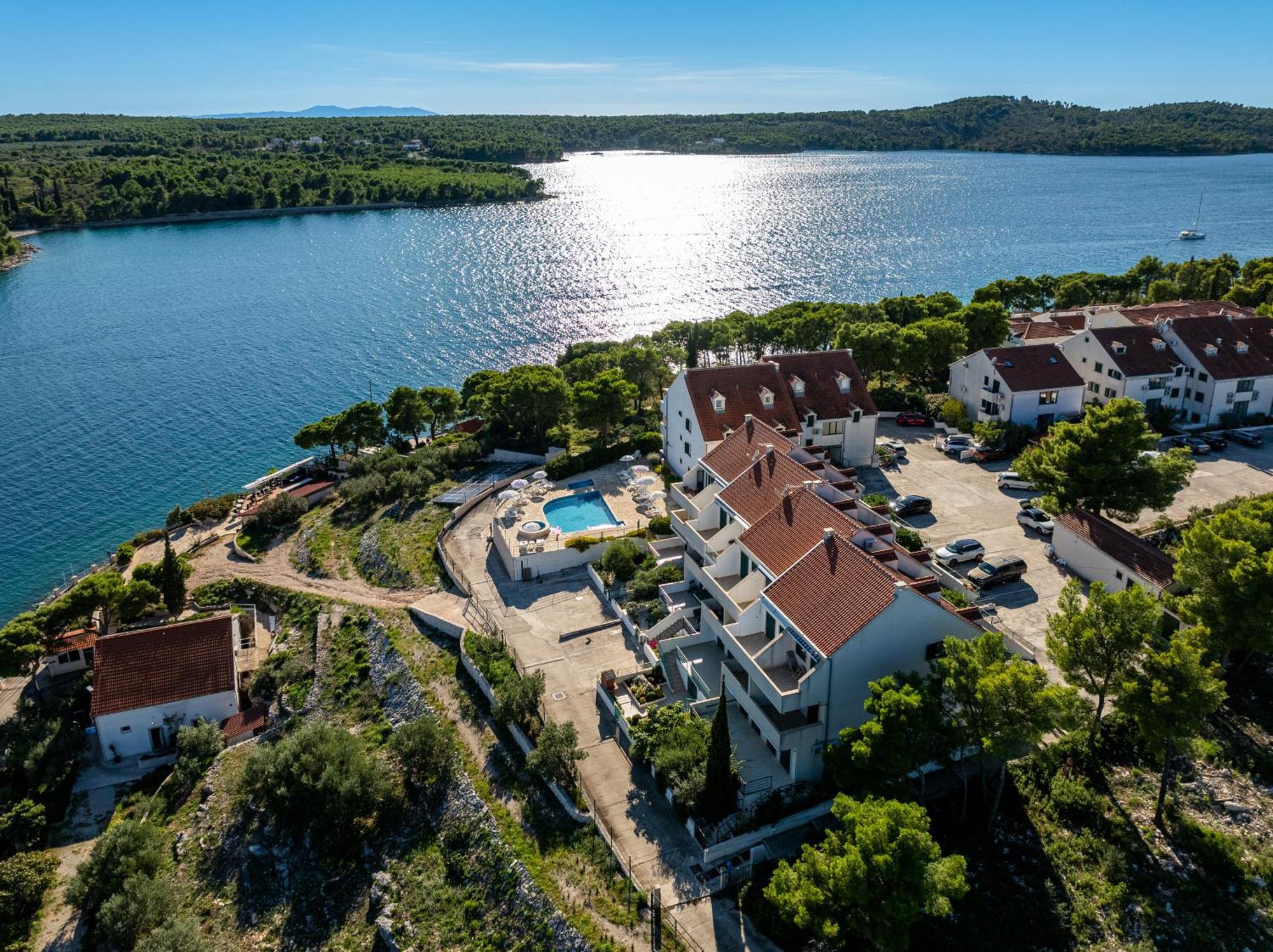 Apartment Milna - With Swimming Pool & Amazing Seaviews, Above Bijaka Beach Экстерьер фото