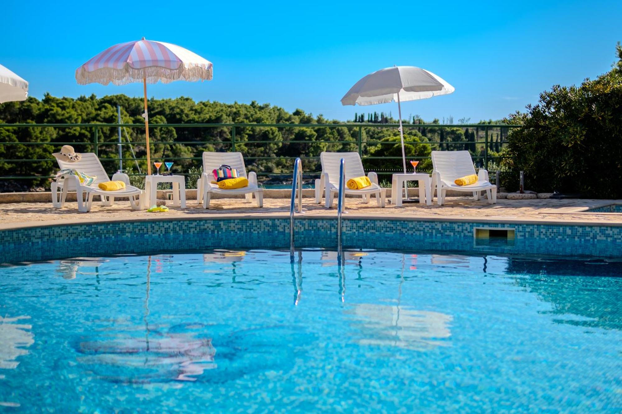 Apartment Milna - With Swimming Pool & Amazing Seaviews, Above Bijaka Beach Экстерьер фото