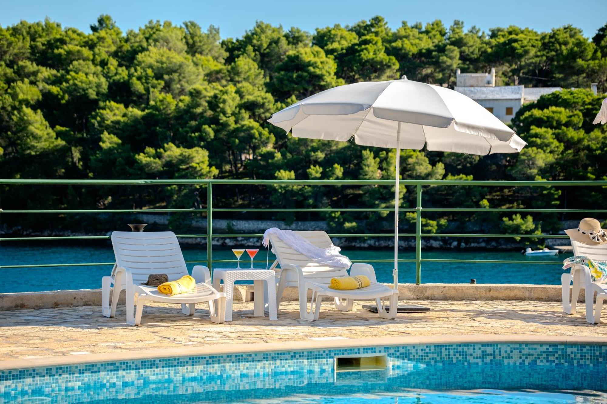 Apartment Milna - With Swimming Pool & Amazing Seaviews, Above Bijaka Beach Экстерьер фото